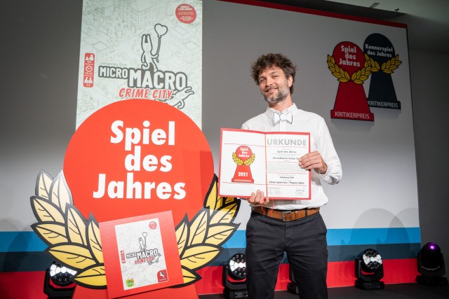 Spiel_des_Jahres2021_MicroMacro1.jpg