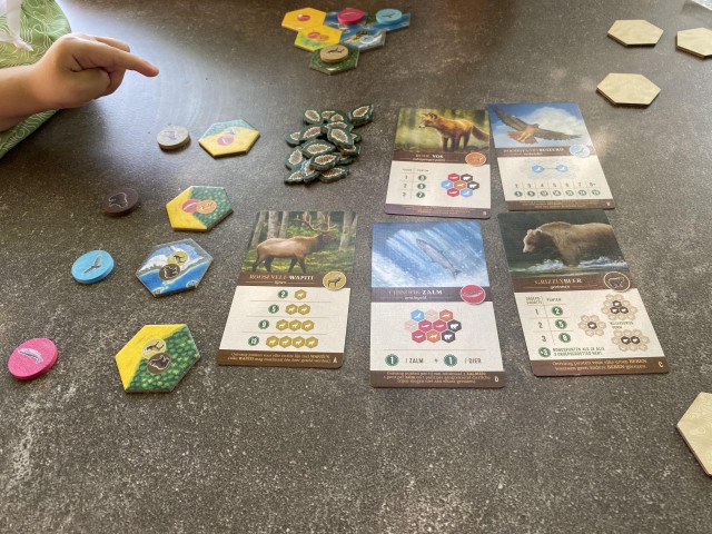 Mijn zoon van 3 kan al goed fishes en tegeltjes leggen. Vooral de vissen legt hij graag neer.