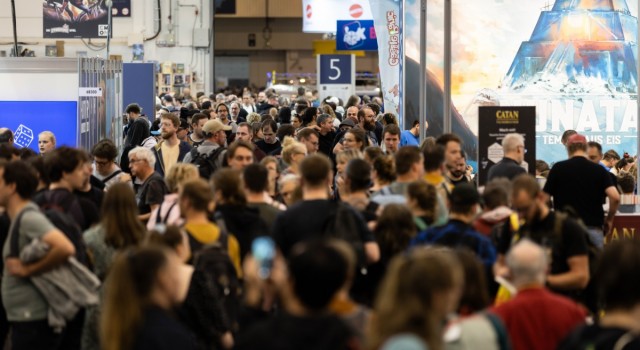 SPIEL Essen 23 Besucher Halle 6 und Halle 5.jpg